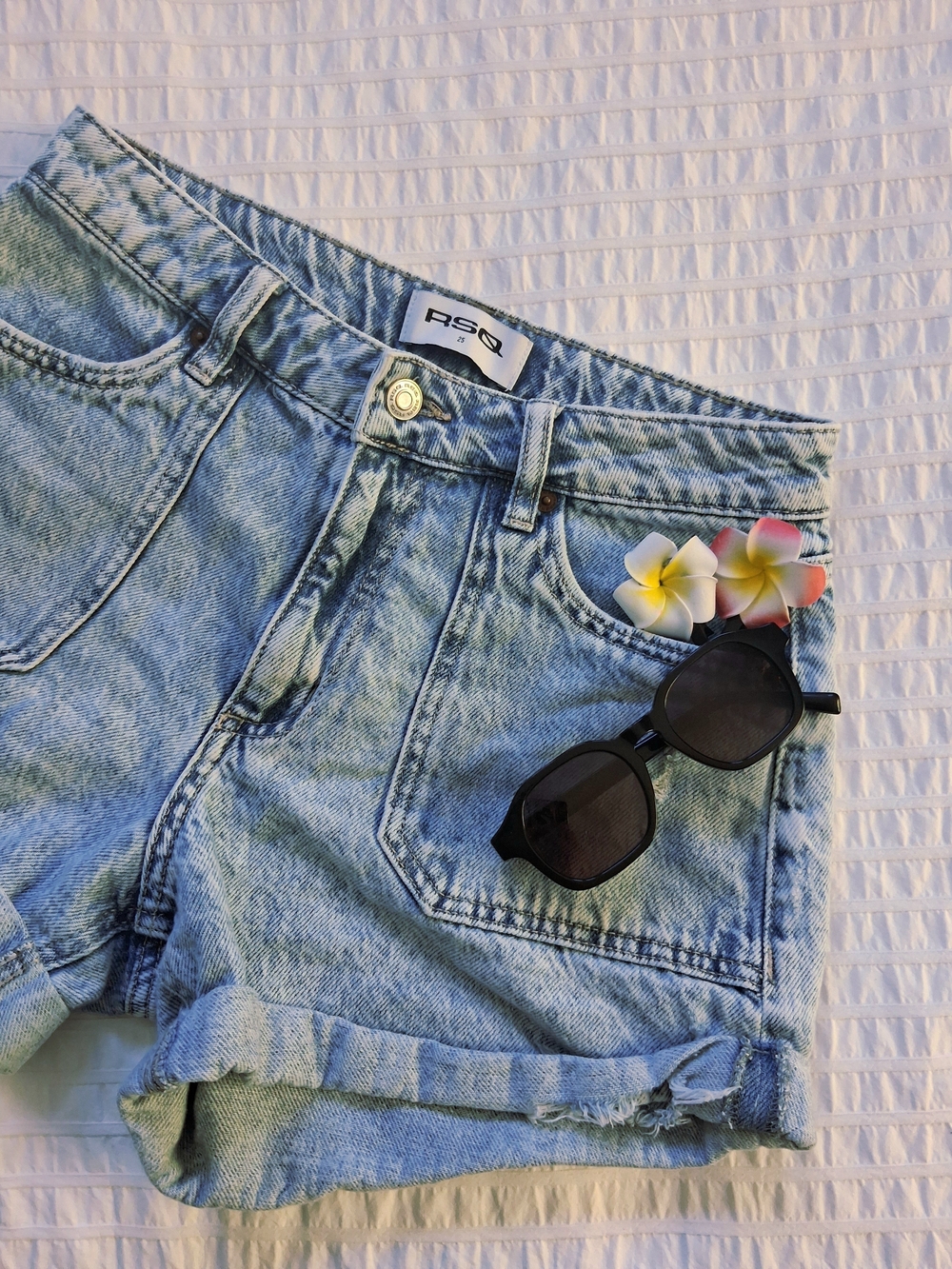 RSQ - LIGHT WAS DENIM SHORTS WITH ROLLED HEM🌺🥥🫧 - Picture 1 of 4